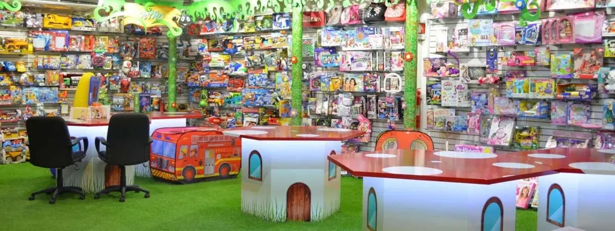 Interior de la tienda Mirax con zona de juego